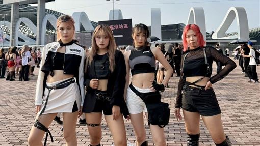 粉絲神還原Jennie造型　軍事龐克風超吸睛