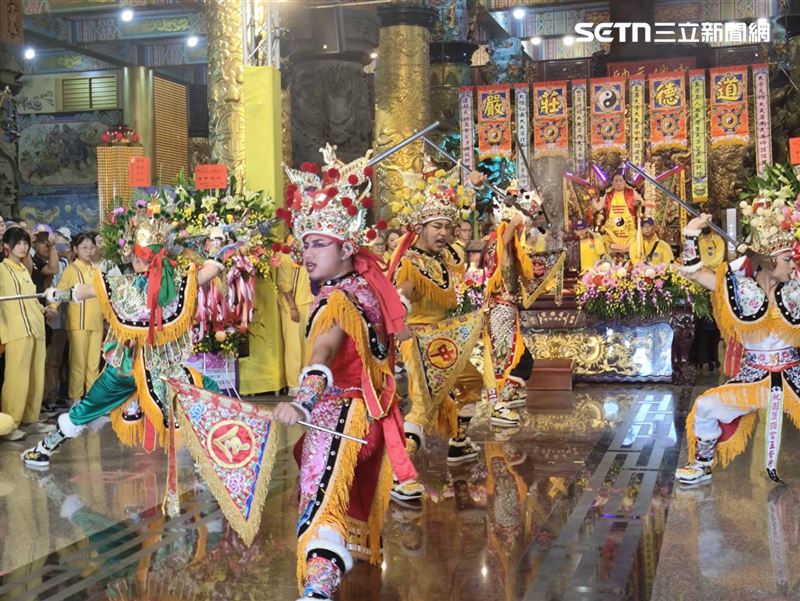 桃園護國宮擁有全台唯一的「真人五營將軍陣」，威武開路護駕太子爺神轎。（圖／桃園護國宮提供）