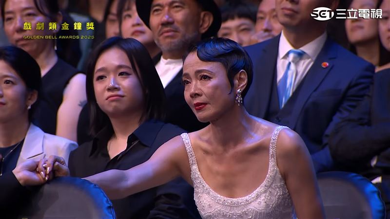 柯淑勤看著女兒奪獎淚崩。（圖／三立電視）