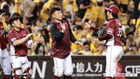 台灣大賽G1，樂天桃猿3：0完封中信兄弟，內野手林泓育和隊友擊掌慶祝勝利。（圖／記者劉彥池攝影）