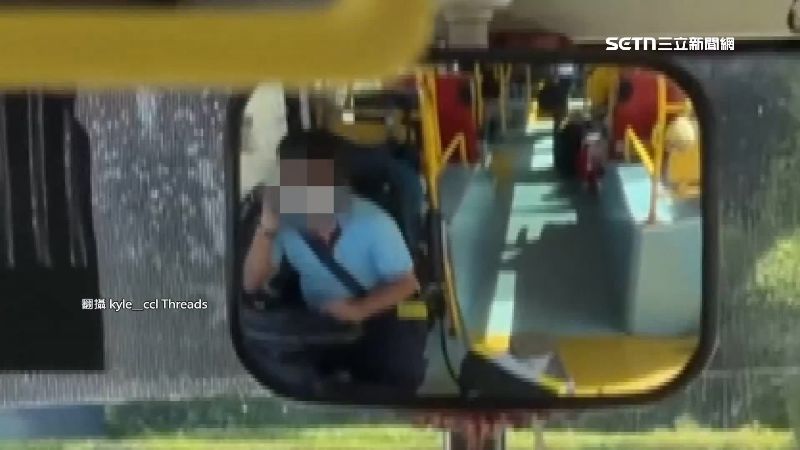 公車司機一手講電話一手扶方向盤，十分危險