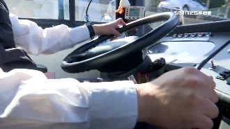 邊開邊講電話！公車司機單手開　乘客嚇壞