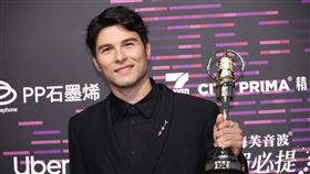 迷你劇集電視電影男主角（迷你視帝）由首次入圍的鳳小岳抱回。（圖／記者鄭孟晃、趙于瑩攝影）