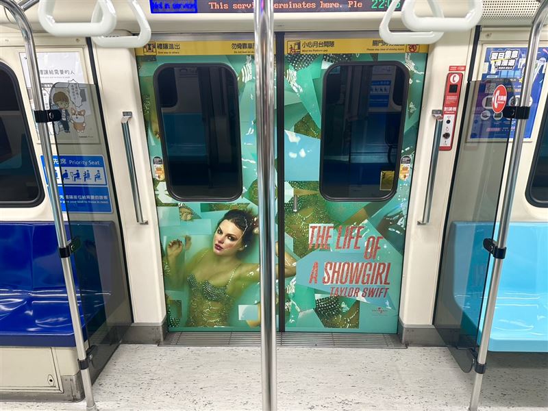台北捷運「泰勒絲 星夢列車」車廂內部。（圖／環球音樂提供）