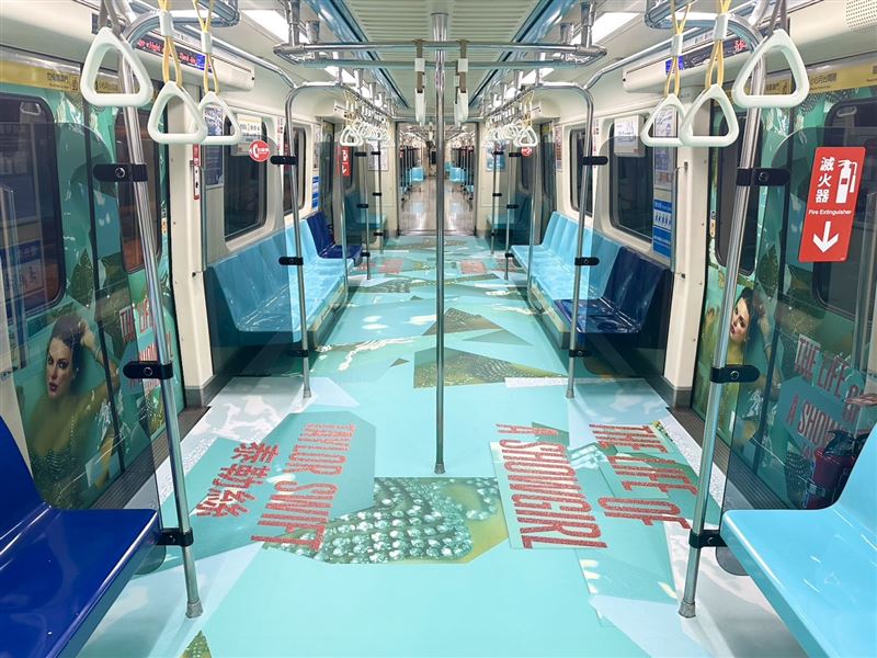 台北捷運「泰勒絲 星夢列車」車廂內部。（圖／環球音樂提供）