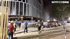 台北市松山機場對面1間工地的地下室竄出火煙。（圖／翻攝畫面）