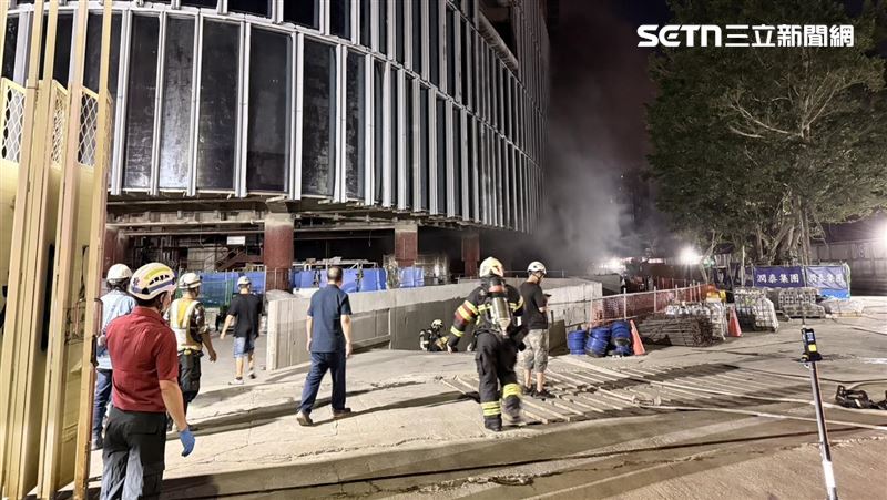 台北市松山機場對面1間工地的地下室竄出火煙。（圖／翻攝畫面）