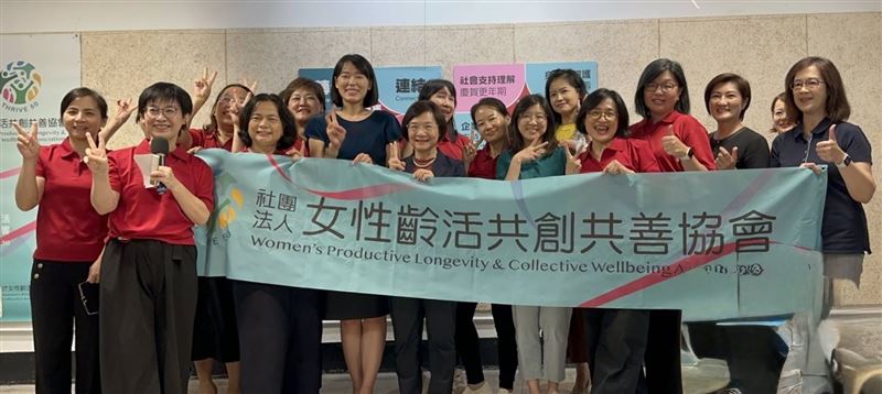 更年期不是終點，而是「第二人生」的起點。學會接納改變、重建自我，是更年期的關鍵心靈工程。（圖／社團法人女性齡活共創共善協會提供）
