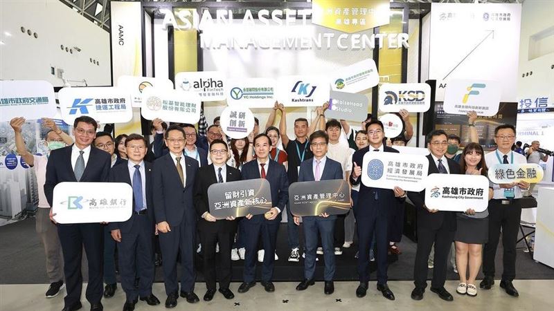 ETF投資博覽會首度移師高雄登場,由金管會、證交所等單位領軍,結合13家業者與五大主題展區,打造全民理財教育平台。現場互動遊戲、專業講座齊聚,展現台灣邁向亞洲資產管理中心的雄心,也讓投資知識從港都啟航,深入每位投資人日常。(圖/證交所提供)