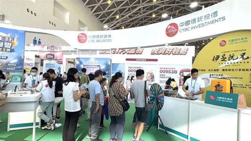 ETF投資博覽會首度移師高雄登場,由金管會、證交所等單位領軍,結合13家業者與五大主題展區,打造全民理財教育平台。現場互動遊戲、專業講座齊聚,展現台灣邁向亞洲資產管理中心的雄心,也讓投資知識從港都啟航,深入每位投資人日常。(圖/記者師瑞德攝影)