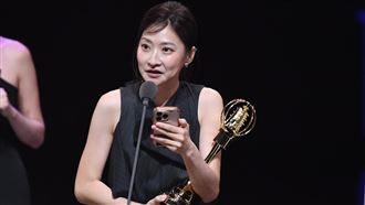 盼台灣不再扭曲認同　她奪獎黃冠智淚滿面