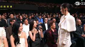 謝盈萱（中）做勢對曾寶儀發飆