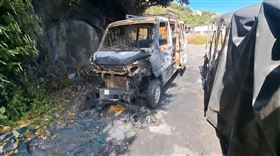 蚊子太多！基隆車主點蚊香後回家，整台車燒剩骨架。（圖／翻攝畫面）