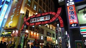 日圓重貶、人民幣升值，引爆中國富裕階層赴日「精品爆買潮」。LVMH、YSL、Burberry等品牌在日本銷售暴增逾四成，銀座與心齋橋再現排隊購物潮。對日本來說是觀光榮景，對精品集團卻是甜蜜負擔，中國市場降溫、利潤被壓縮，亞洲奢侈消費版圖正悄悄重寫。（示意圖／PIXABAY）