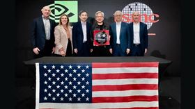 輝達與台積電宣布首枚在美國完成的先進製程晶圓。（圖／輝達提供）