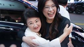 鄭麗文在臉書PO出和盧秀燕吃牛肉麵、擁抱的合照。（圖／翻攝自鄭麗文臉書）