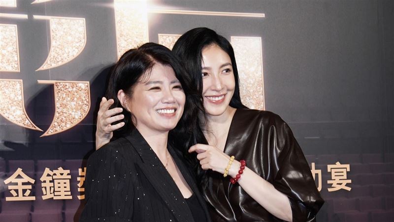 《影后》導演領獎前喬內衣！還原真實狀況