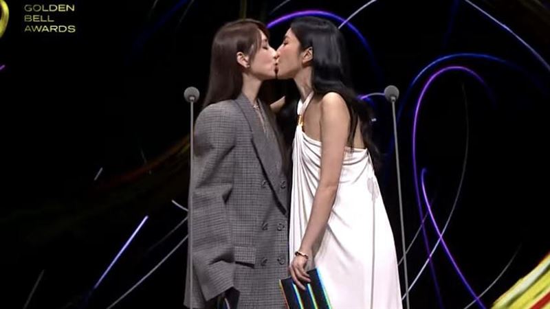 柯佳嬿（左）和楊謹華當場接吻。（圖／三立）