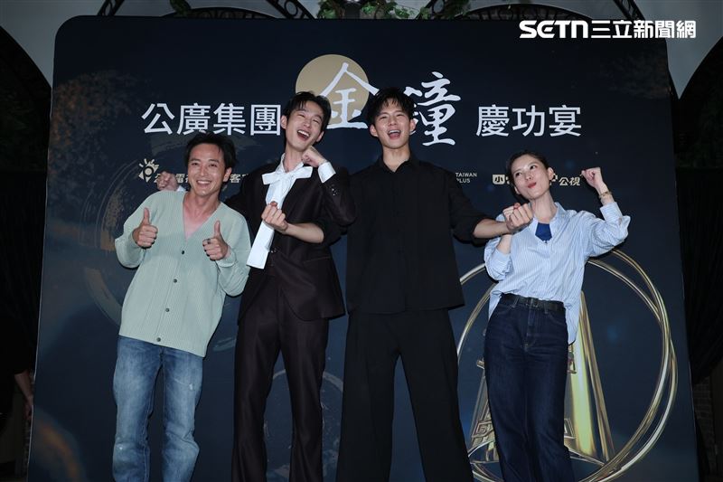 劉承恩（左一）錢包遭偷走，吳念軒（左三）相伴支持他。（圖／記者鄭孟晃攝影）