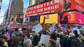 反川普群眾聚集紐約時報廣場大批紐約市民在時報廣場參與「無王日」示威活動。中央社記者廖漢原紐約攝　114年10月18日