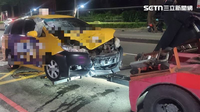 肇事的小黃嚴重毀損，車頭凹陷，擋風玻璃破裂。（圖／翻攝畫面）