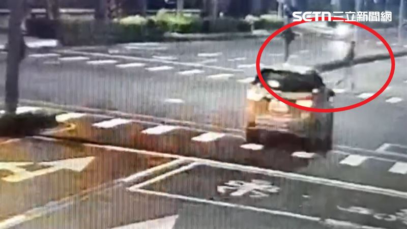 闖紅燈試圖橫越馬路的48歲周姓女行人，遭小黃撞噴，重傷不治。（圖／翻攝畫面）