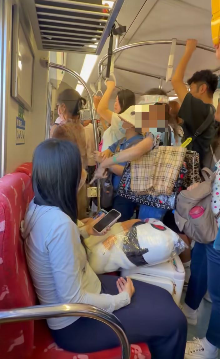 老人逼孕婦讓座，「被拒絕竟嗆：別生了，生了也不會教」。（圖／翻攝自爆料公社二社臉書）