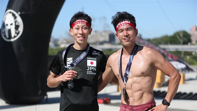 最早衝終點的日本好手加藤浩（左）菅田崚馬因跑錯路線被加罰1小時後而痛失第一。（圖／大會提供）