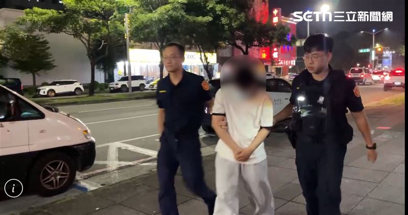 幫50名同鄉代購BP演唱會門票出包 印尼男遭移送偵辦 印尼籍嘉男幫忙同鄉代購演唱會門票,最後被帶回警局送辦。(圖/翻攝畫面)