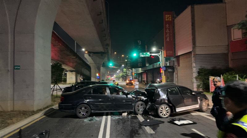 3輛車停等紅燈時遭追撞，現場一片狼籍。（圖／翻攝畫面）