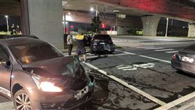 台中深夜恐怖車禍！46歲女「失控追撞」等紅燈3車　失去意識受困車內