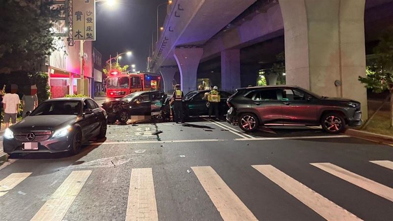 46歲女失控追撞3車，一度失去意識受困車內。（圖／翻攝畫面）