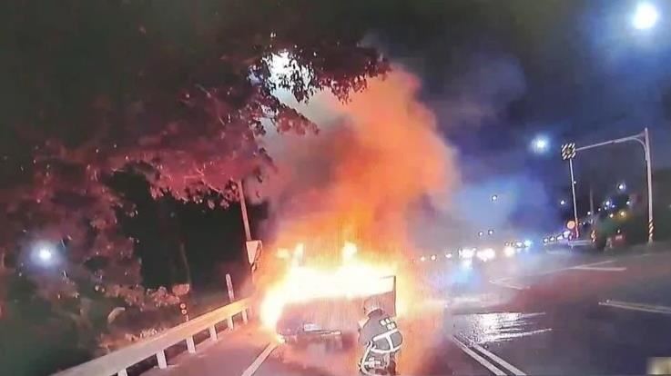 苗栗縣台3線三灣鄉段，發生一起火燒車事故。（圖／翻攝畫面）