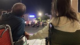 相戀10年沒離開花蓮！癌末男與女友圓夢約會羅東夜市。（圖／翻攝畫面）