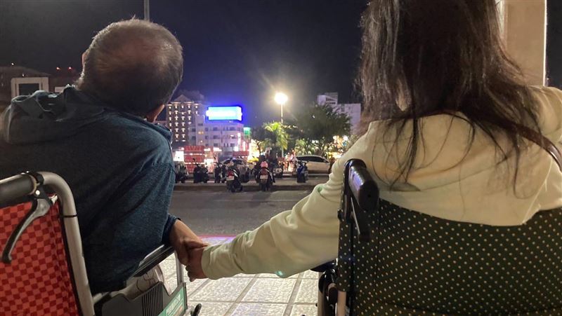 相戀10年沒離開花蓮！癌末男與女友圓夢約會羅東夜市。（圖／翻攝畫面）