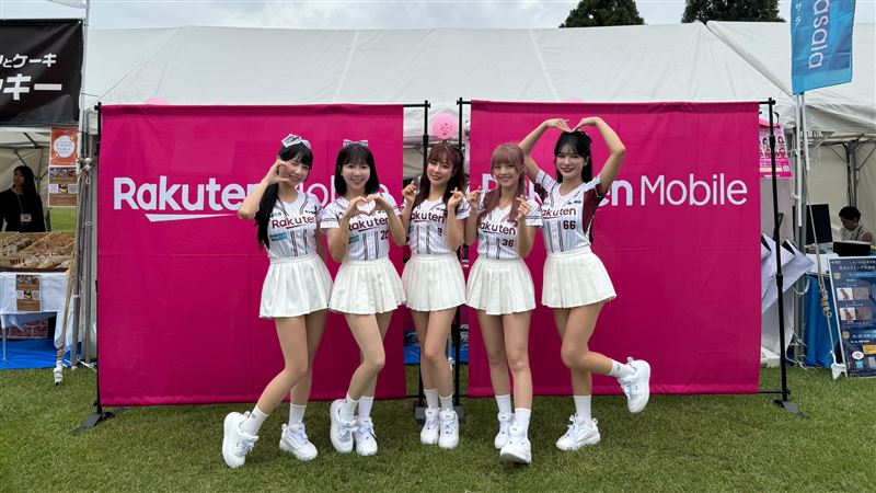 樂天女孩熊本出差，透過手機關注台灣大賽戰況。（圖／樂天桃猿球團提供）