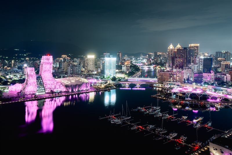 高雄市政府歷經了3個月的溝通，取得官方授權「BP粉」，成了全球首個使用官方粉紅色號的城市。（圖／翻攝陳其邁臉書）