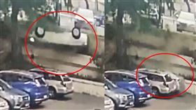 這輛車子摔落5公尺深的停車場，沒想到精準停到唯一僅剩的停車格，讓人直呼神奇。（圖／翻攝自@Claudyz83 X平台）