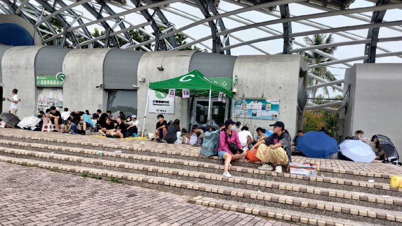 許多粉絲因搶不到票，到現場排隊等官方釋票。（圖／中央社）