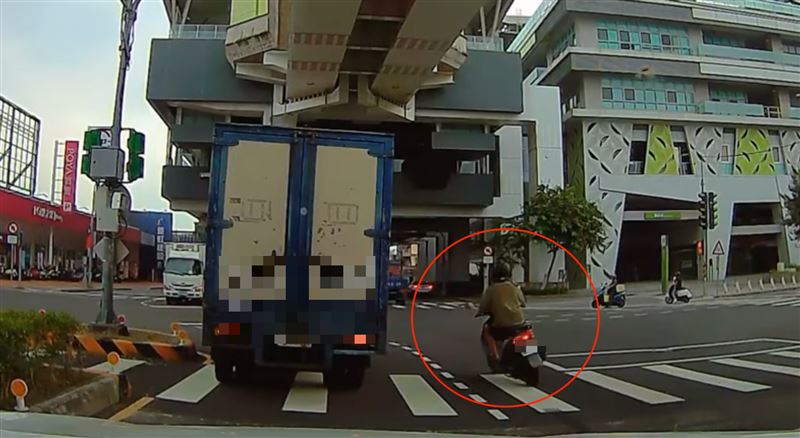呂女於松竹、敦富路口違規左轉，與對向轎車發生碰撞後一度失去意識。（圖／翻攝畫面）
