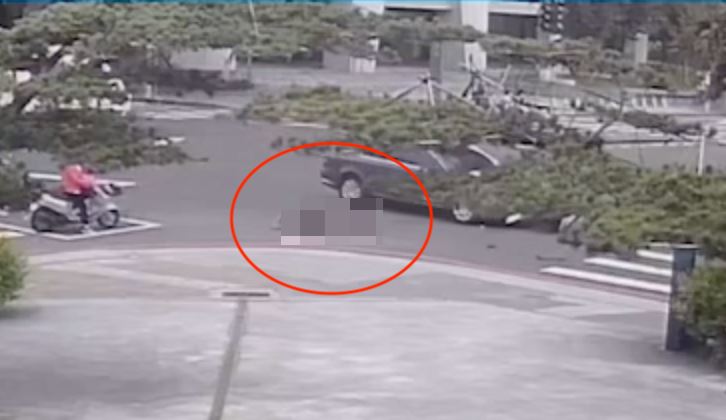 呂女與對向轎車發生碰撞後重摔一度失去意識。（圖／翻攝畫面）
