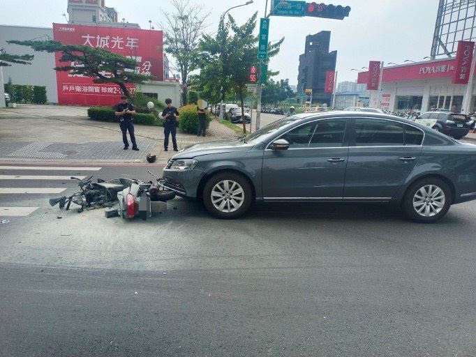 台中女與轎車相撞後，機車卡入車底起火。（圖／翻攝畫面）