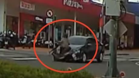 台中女酒駕「恐怖左轉」被撞飛!機車燒毀