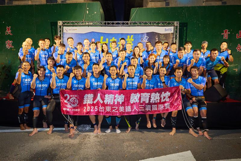 康軒超級鐵人開賽前合影。（圖／康軒文教集團提供）