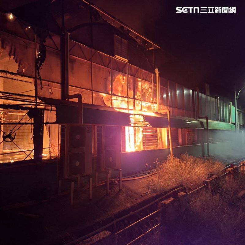 台南後壁區19日凌晨3時許發生一起火警，地點為蘭花培育園區，業者初估損失300萬元。（圖／翻攝畫面）