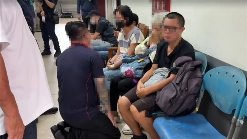 死者家屬上午到殯儀館認屍、肇事的謝男當面下跪哽咽道歉。（圖／讀者提供）