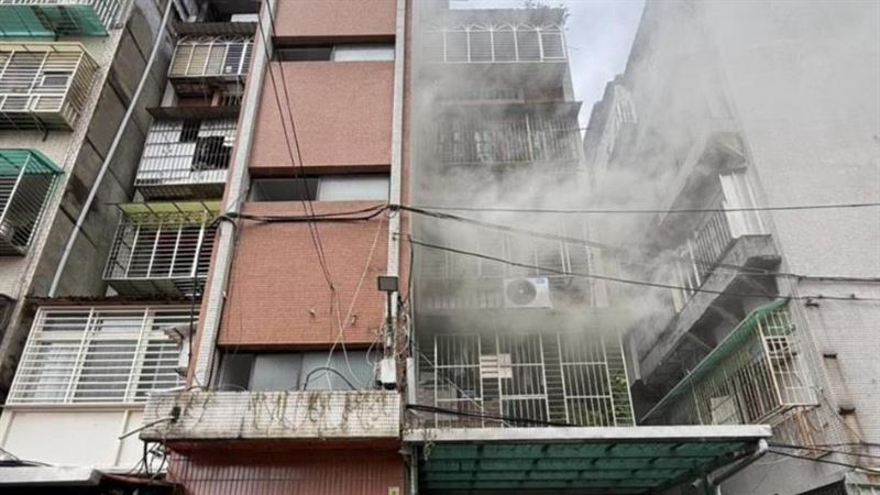 新北蘆洲三民路某公寓2樓，突然發生火警。（圖／翻攝畫面）