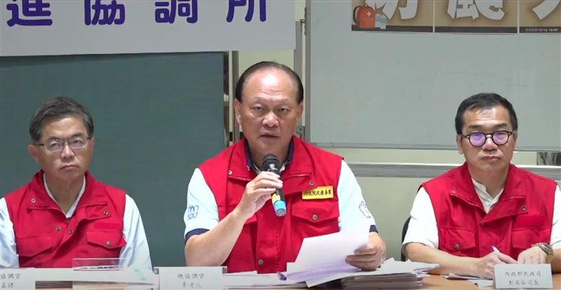 中央前進協調所總協調官季連成說明疏散撤離演練檢討（圖／翻攝自行政院臉書）