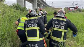 從「國道4高架橋」墜落！30多歲女騎士意識模糊急送醫