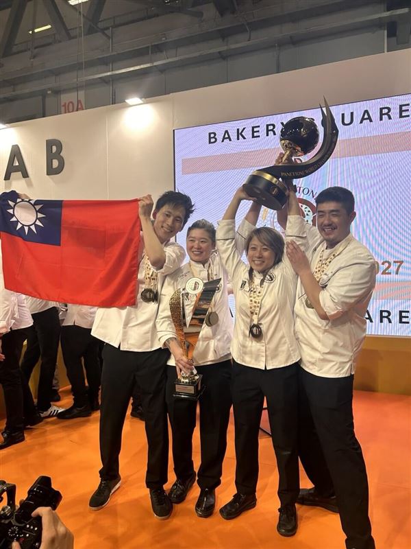 台灣隊4人勇奪義大利耶誕麵包世界盃冠軍。（圖／翻攝自台灣駐米蘭辦事處臉書）